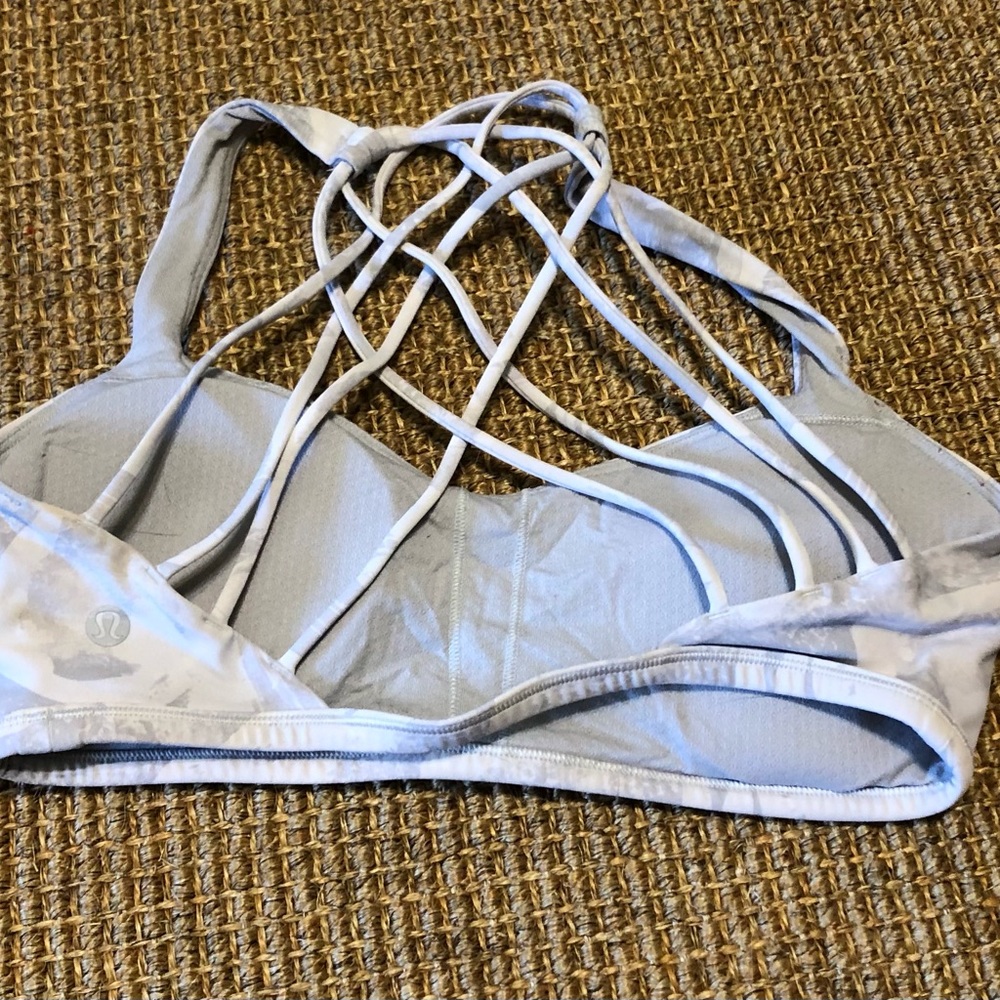Lululemon Women’s Padded Work Out Bra in Size 8 - Picture 3 of 4